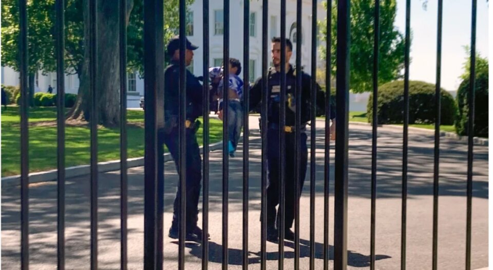 Toddler crawls through White House fence, prompts Secret Service response