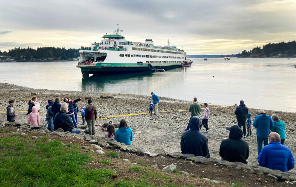 Passenger ferry carrying almost 600 people runs aground in Washington